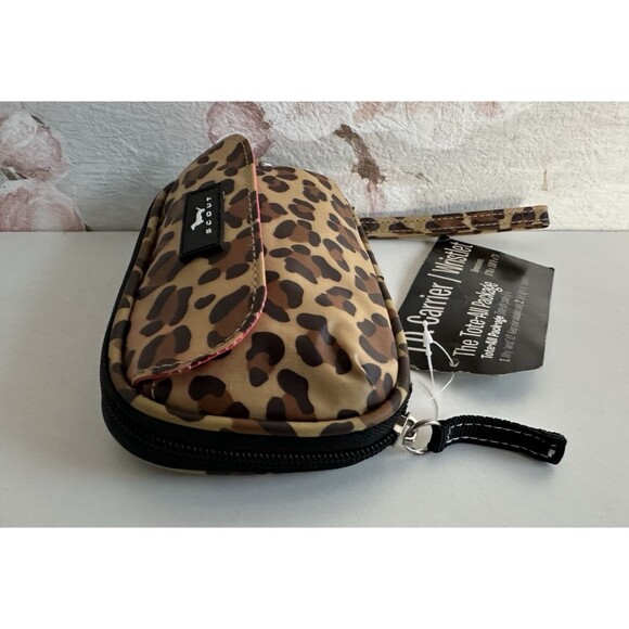 Scout women wristlet leopard print made with cotton twill size 6X3.5X1" - Picture 3 of 14